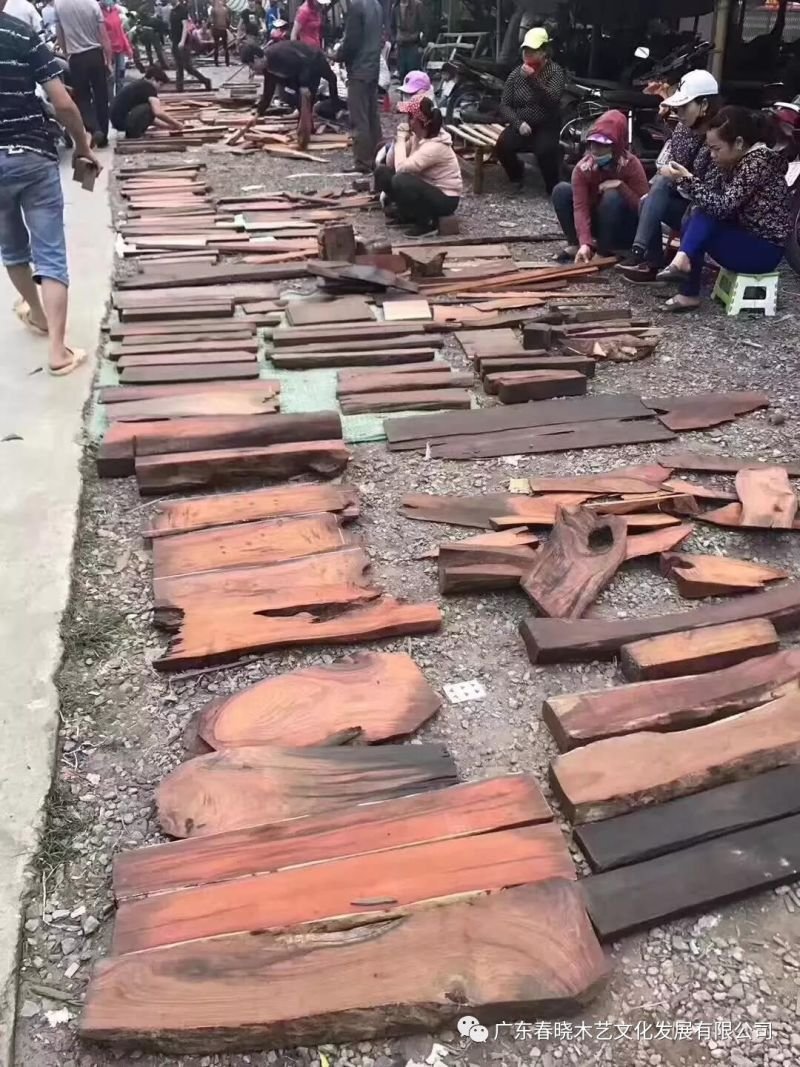 大紅酸枝之后，紅木市場主流當屬血檀與緬花(圖1)