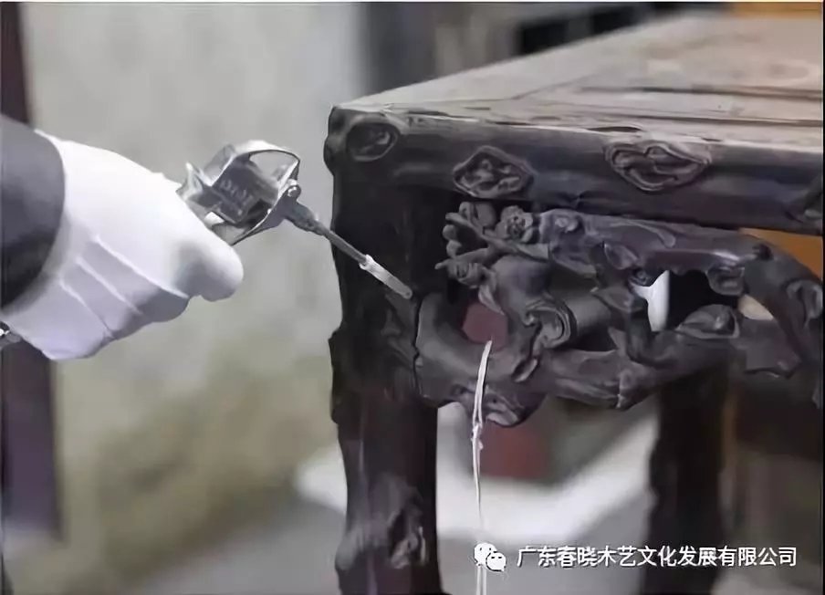 老紅木家具的修復(fù)過程，一經(jīng)修復(fù)煥然一新(圖2)