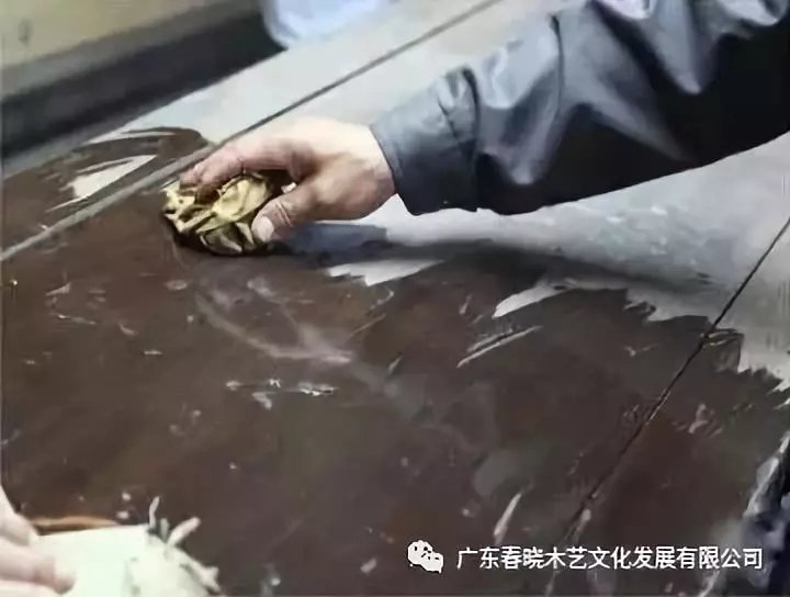 老紅木家具的修復(fù)過程，一經(jīng)修復(fù)煥然一新(圖4)