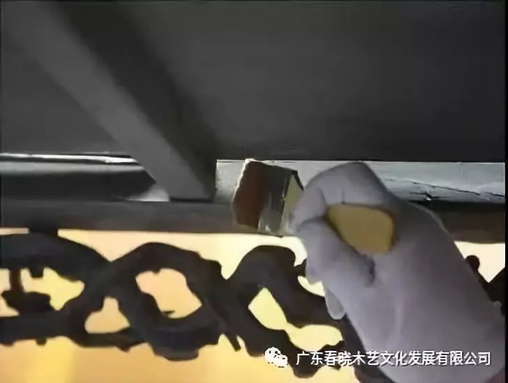 老紅木家具的修復(fù)過程，一經(jīng)修復(fù)煥然一新(圖5)