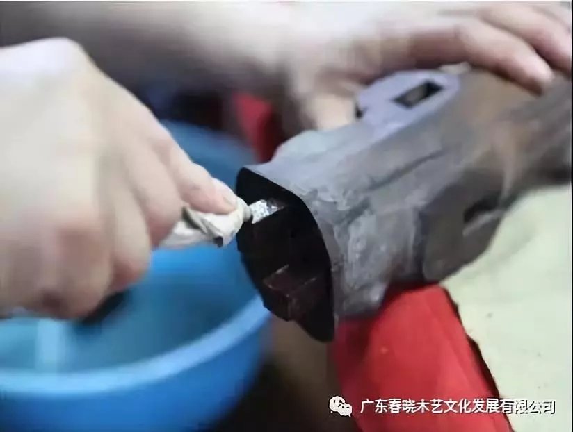 老紅木家具的修復(fù)過程，一經(jīng)修復(fù)煥然一新(圖8)