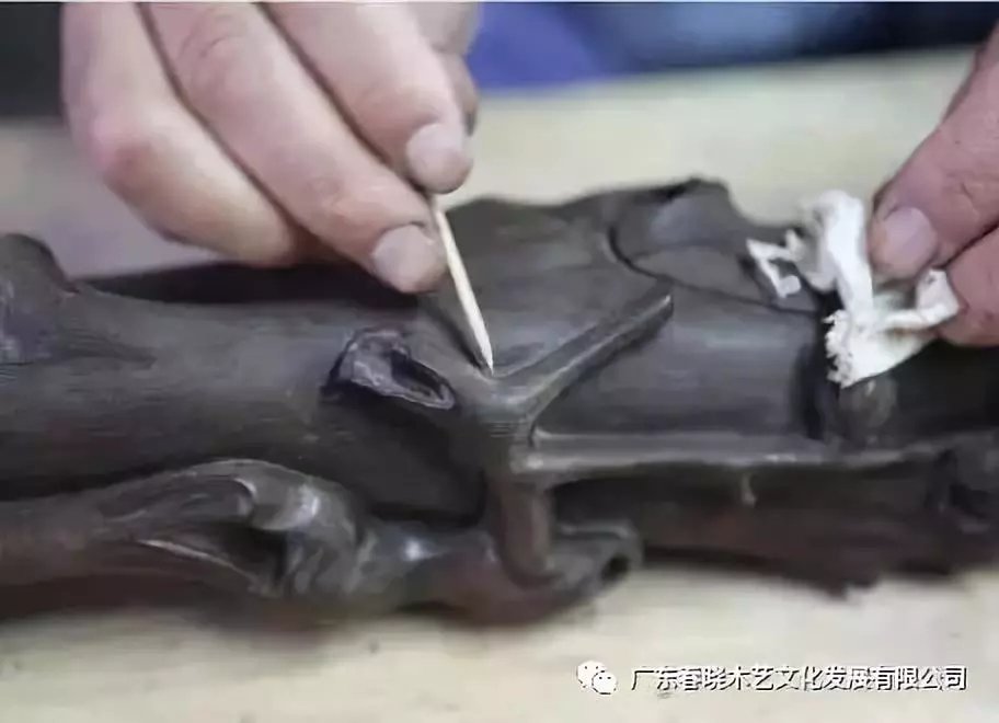 老紅木家具的修復(fù)過程，一經(jīng)修復(fù)煥然一新(圖12)