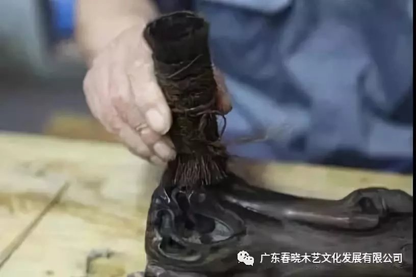 老紅木家具的修復(fù)過程，一經(jīng)修復(fù)煥然一新(圖13)